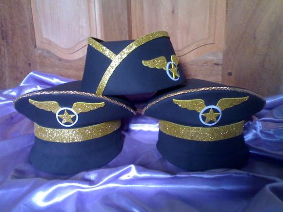 Kit com 35 Boinas de Comissária e 19 Quepes de Capitão