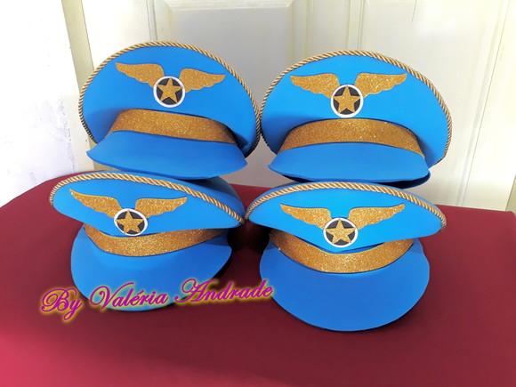 Kit com 35 Boinas de Comissária e 19 Quepes de Capitão