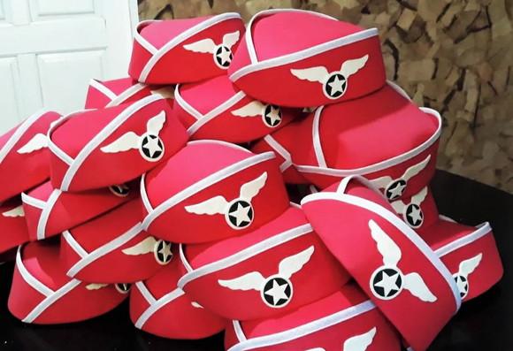Kit com 32 Quepes de Capitão e 50 Boinas de Comissária