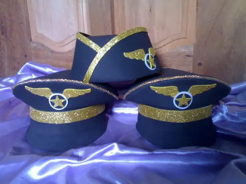 Kit com 35 Boinas de Comissária e 19 Quepes de Capitão
