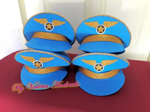 Kit com 35 Boinas de Comissária e 19 Quepes de Capitão