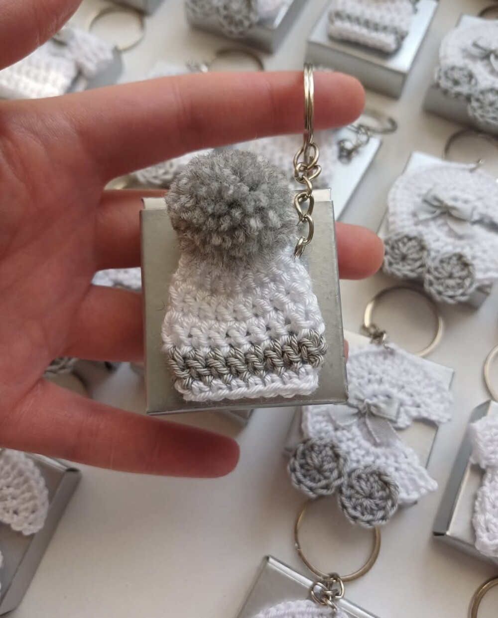 Kit chaveiro lembrancinha maternidade em crochê/ blusinhas/gorro