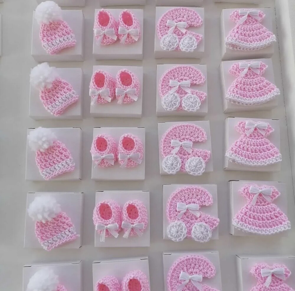 Kit chaveiro lembrancinha maternidade em crochê sapatinhos/gorri