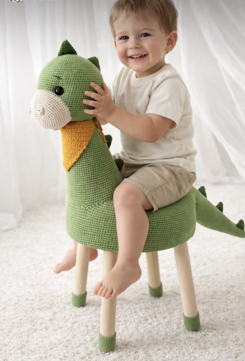 Banco infantil em amigurumi dinossauro