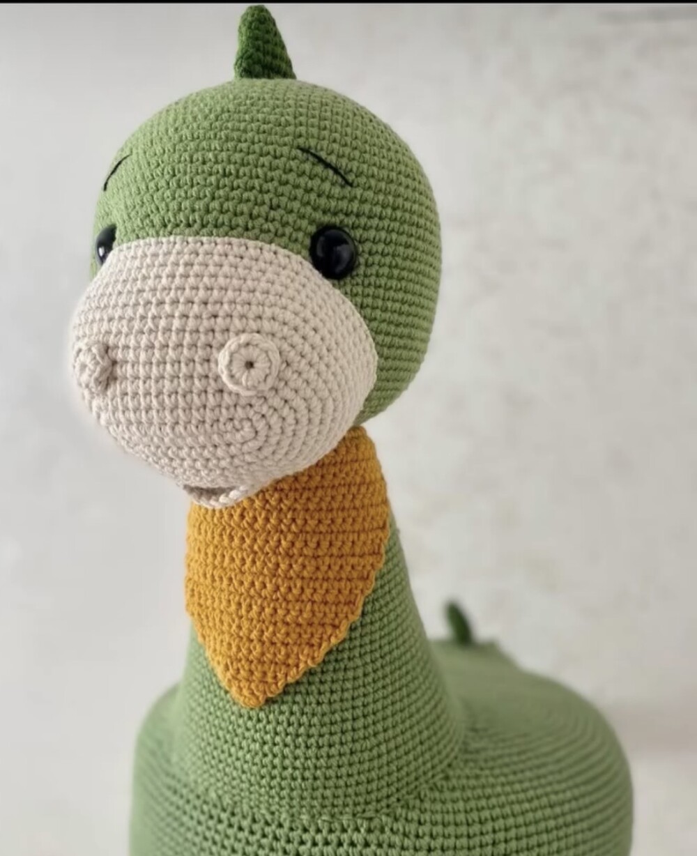 Banco infantil em amigurumi dinossauro