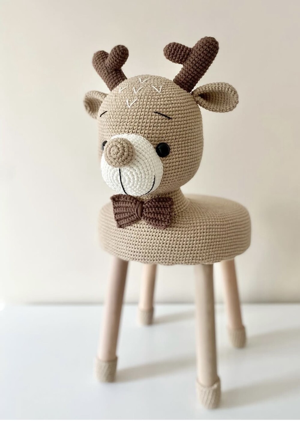 Banco infantil em amigurumi Rena