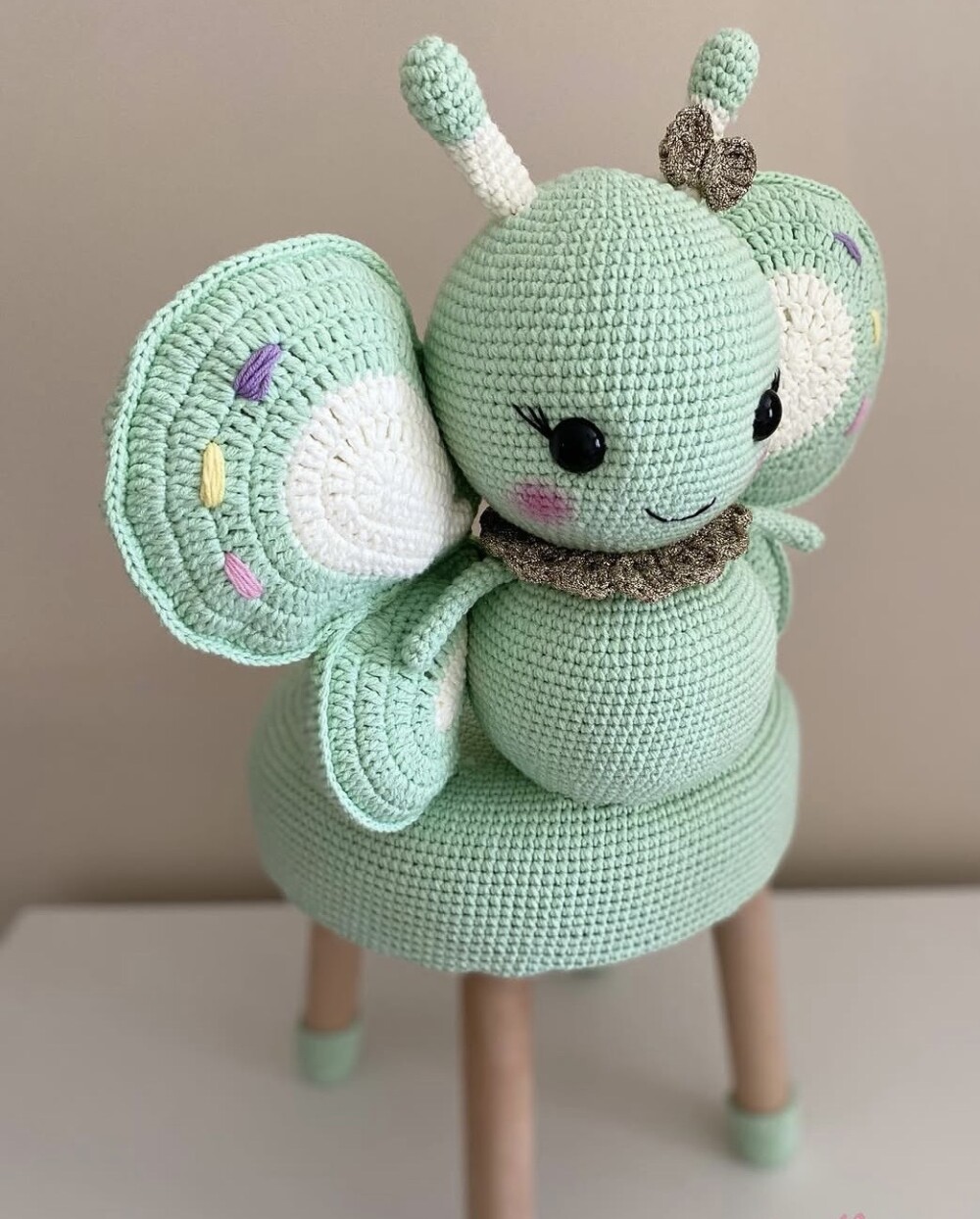 Banco infantil em amigurumi Borboleta