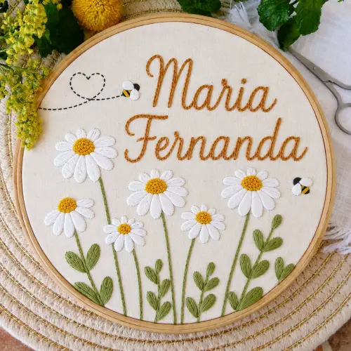 Porta maternidade bordado à mão/ Bastidor
