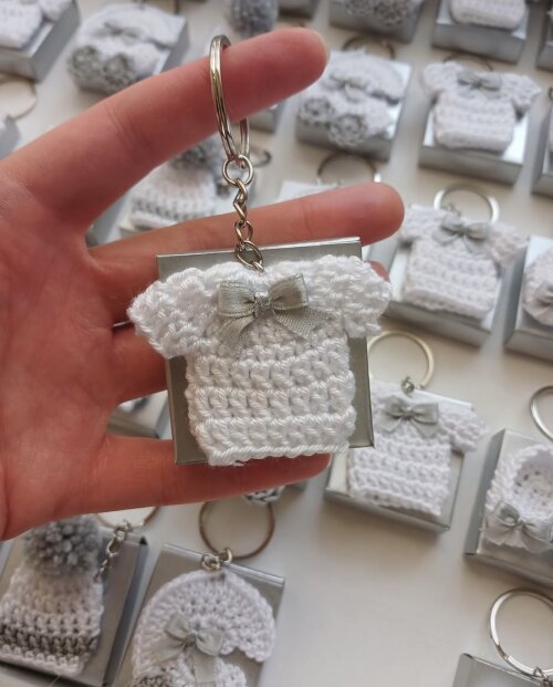 Kit chaveiro lembrancinha maternidade em crochê/ blusinhas/gorro/sapatinhos e carrinhos de bebê
