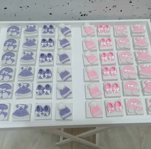 Kit chaveiro lembrancinha maternidade em crochê sapatinhos/gorrinhos/carrinhos de bebê e sapatinhos