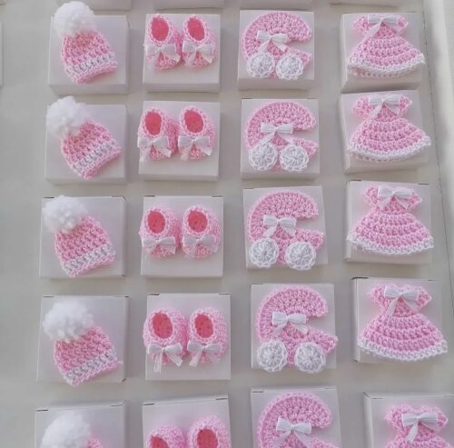 Kit chaveiro lembrancinha maternidade em crochê sapatinhos/gorri