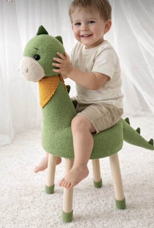 Banco infantil em amigurumi dinossauro