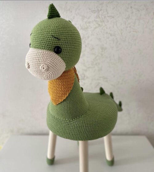 Banco infantil em amigurumi dinossauro