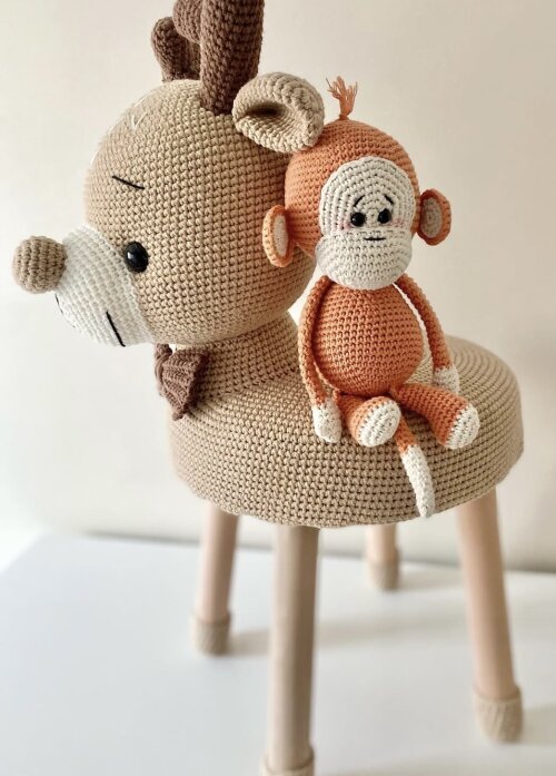 Banco infantil em amigurumi Rena
