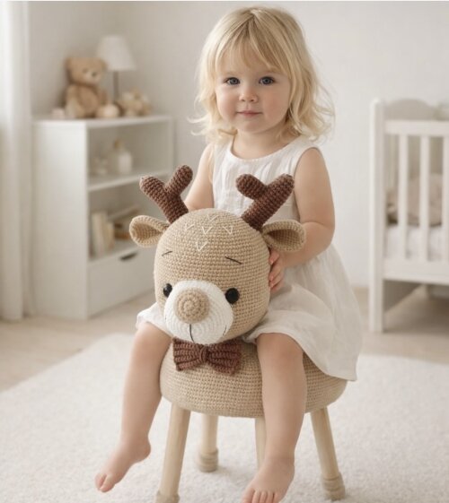 Banco infantil em amigurumi Rena
