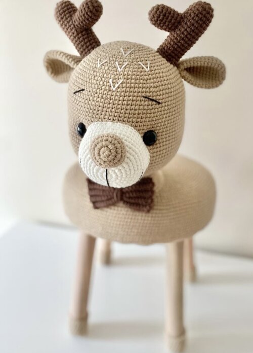 Banco infantil em amigurumi Rena