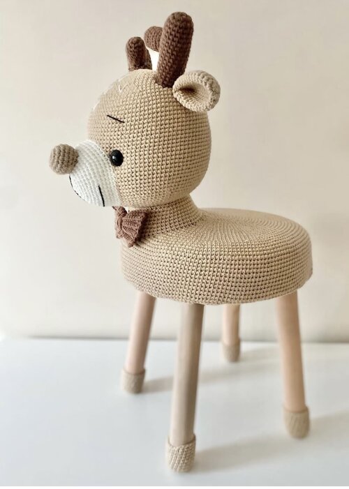 Banco infantil em amigurumi Rena