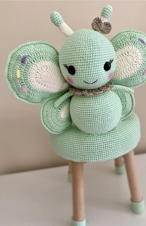 Banco infantil em amigurumi Borboleta