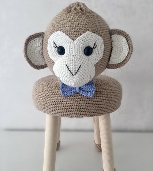 Banco infantil em amigurumi Macaquinho