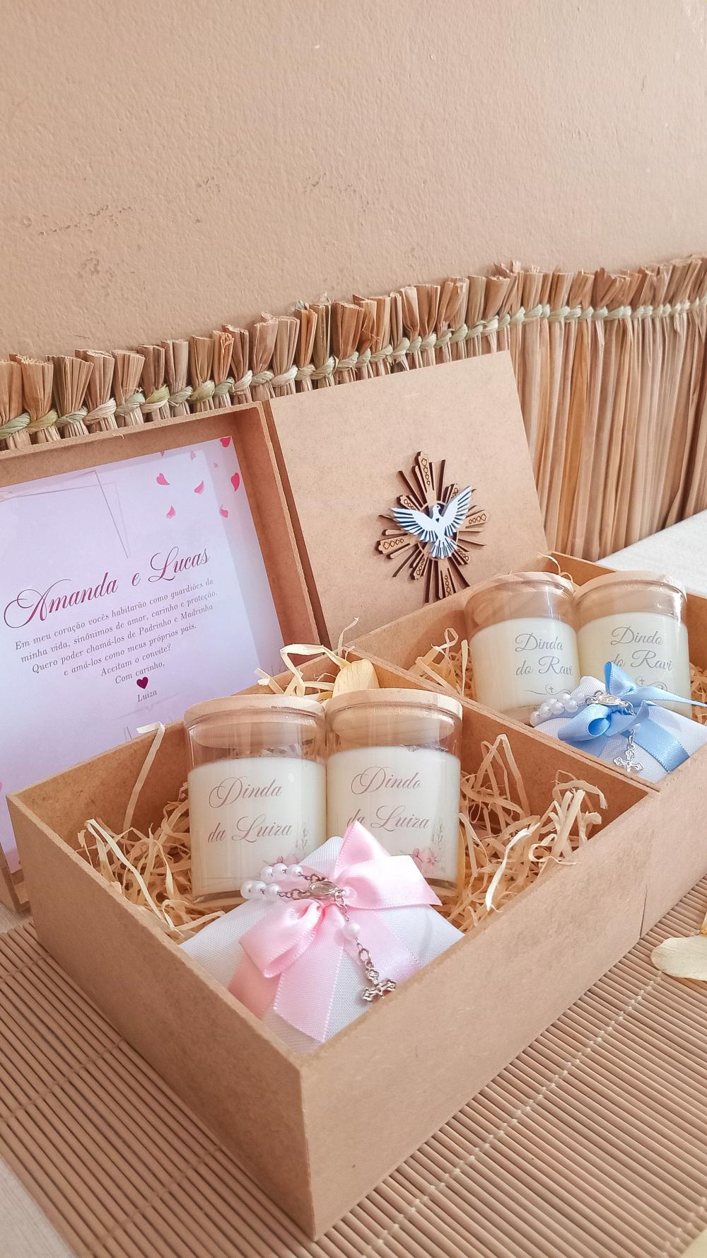 Caixa Convite Padrinhos de Batismo 2 Velas e 1 Mini Terço