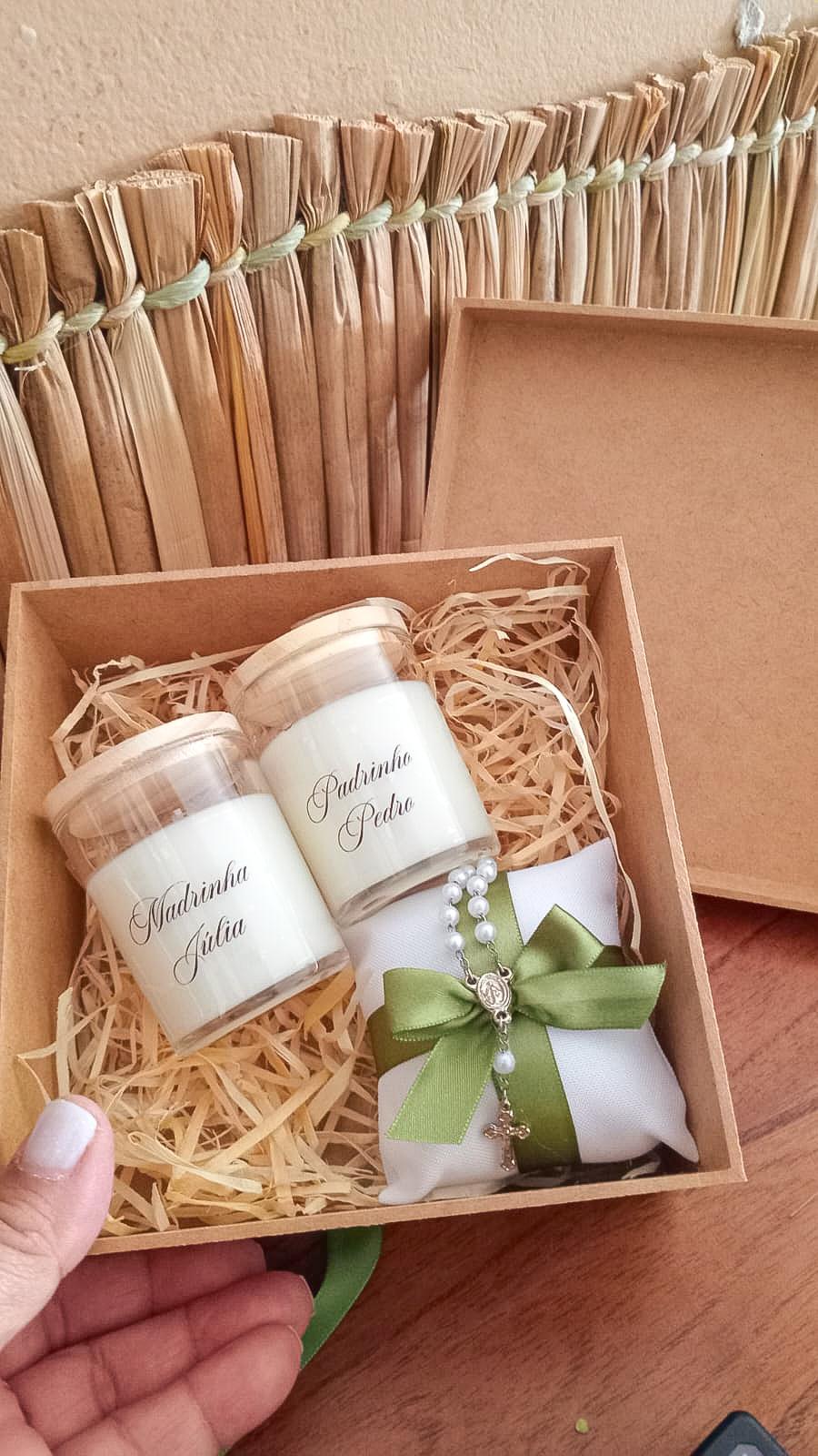 Caixa Convite Padrinhos de Batismo 2 Velas e 1 Mini Terço