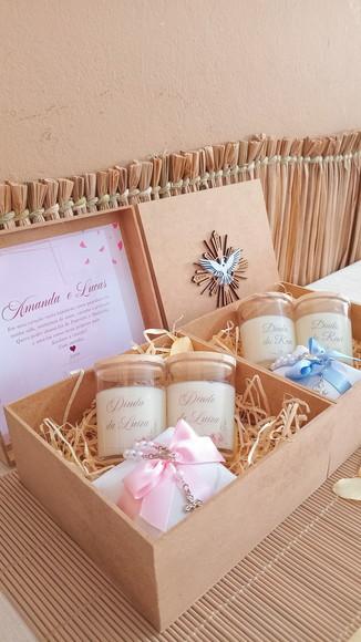 Caixa Convite Padrinhos de Batismo 2 Velas e 1 Mini Terço