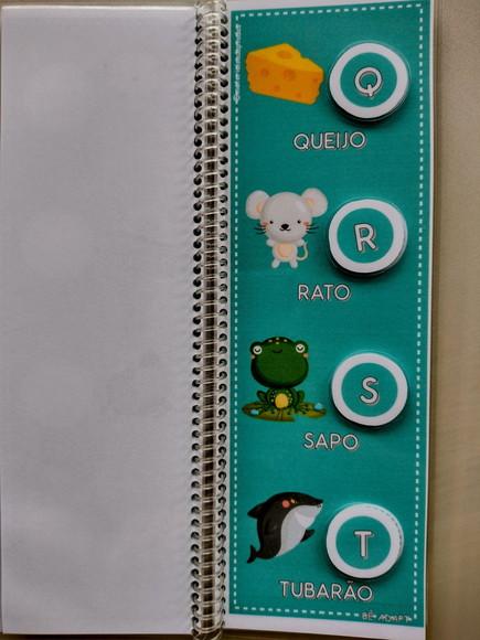 Alfabeto com letrinhas em velcro