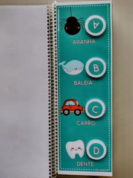 Alfabeto com letrinhas em velcro