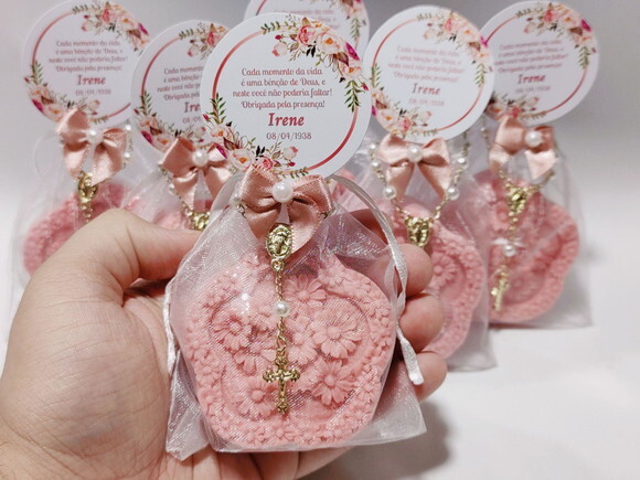 Lembrança 90 Anos: Sabonete Buquê de Margaridas com Terço