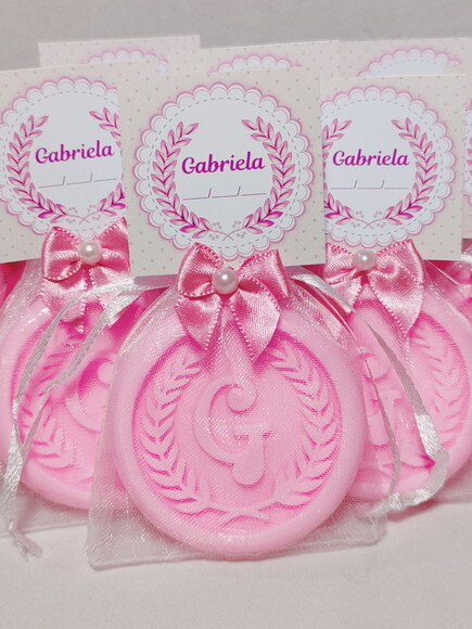 Lembrança Maternidade Personalizada: Sabonete Letra Inicial