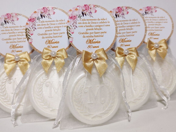 Lembrancinha 80 Anos: Sabonete Letra Inicial Personalizada
