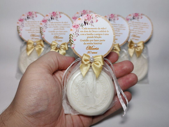 Lembrancinha 80 Anos: Sabonete Letra Inicial Personalizada