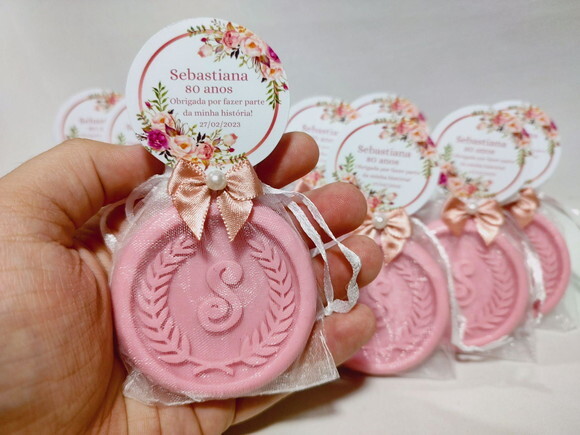 Lembrancinha 80 Anos: Sabonete Letra Inicial Personalizada