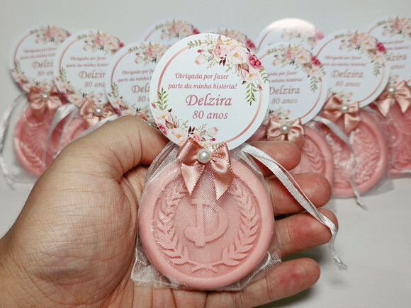 Lembrancinha 80 Anos: Sabonete Letra Inicial Personalizada