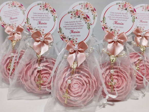 Lembrancinha 80 Anos: Sabonete Rosa Delicada Luxo com Terço