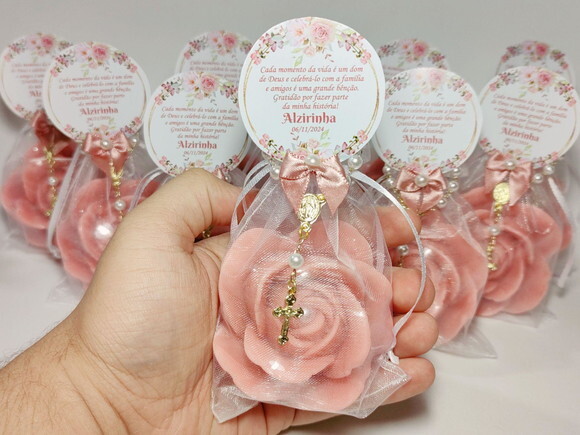 Lembrancinha 80 Anos: Sabonete Rosa Elegance com Mini Terço