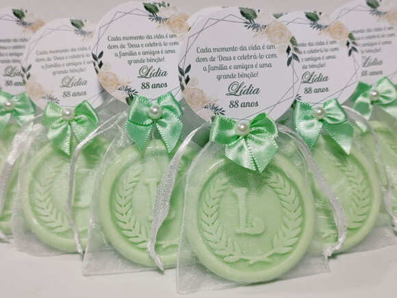 Lembrancinha 88 Anos: Sabonete Letra Inicial Personalizada