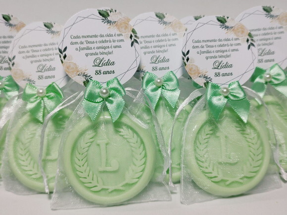Lembrancinha 88 Anos: Sabonete Letra Inicial Personalizada