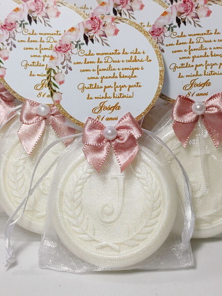 Lembrancinha 81 Anos: Sabonete Letra Inicial Personalizada