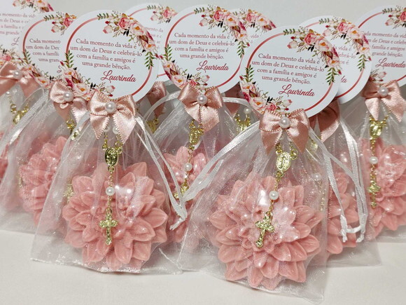 Lembrancinha 90 Anos: Sabonete Flor Dália com Mini Terço