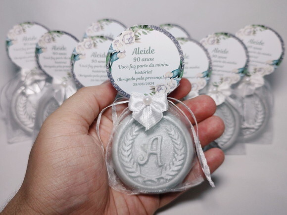 Lembrancinha 90 Anos: Sabonete Letra Inicial Personalizada