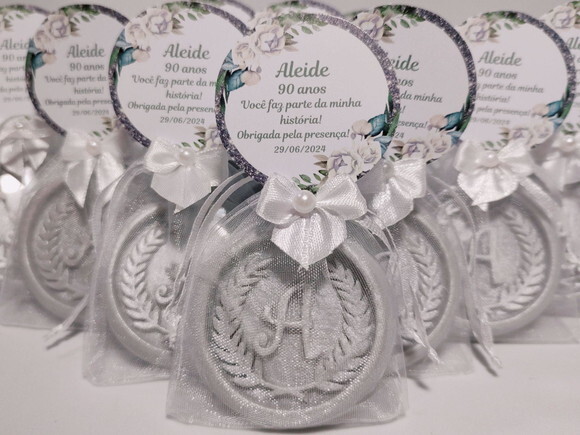 Lembrancinha 90 Anos: Sabonete Letra Inicial Personalizada