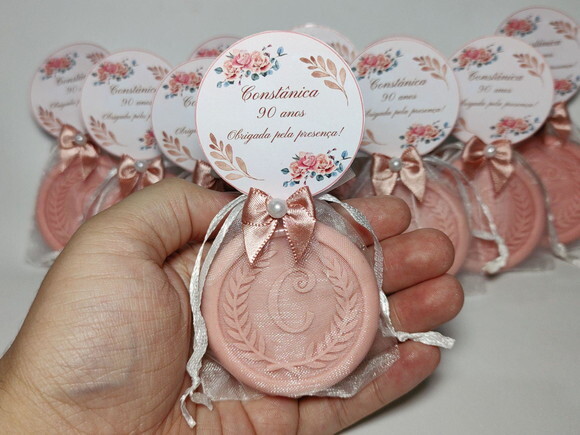 Lembrancinha 90 Anos: Sabonete Letra Inicial Personalizada