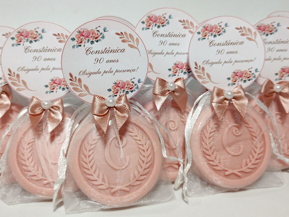 Lembrancinha 90 Anos: Sabonete Letra Inicial Personalizada