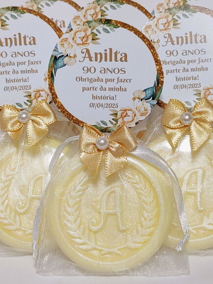 Lembrancinha 90 Anos: Sabonete Letra Inicial Personalizada