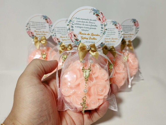 Lembrancinha 90 Anos: Sabonete Provence Rosas com Mini Terço