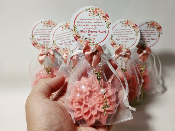 Lembrancinha 95 Anos: Sabonete Flor Dália com Mini Terço