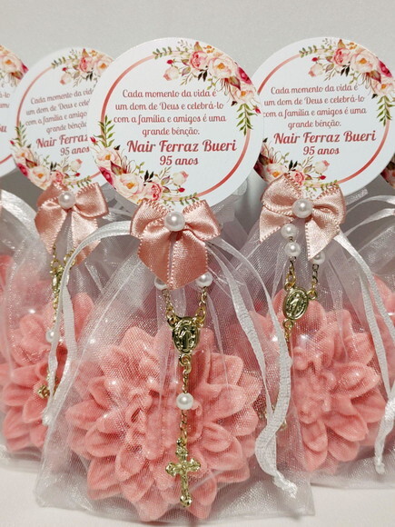 Lembrancinha 95 Anos: Sabonete Flor Dália com Mini Terço