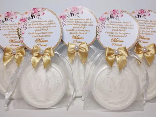 Lembrancinha 80 Anos: Sabonete Letra Inicial Personalizada
