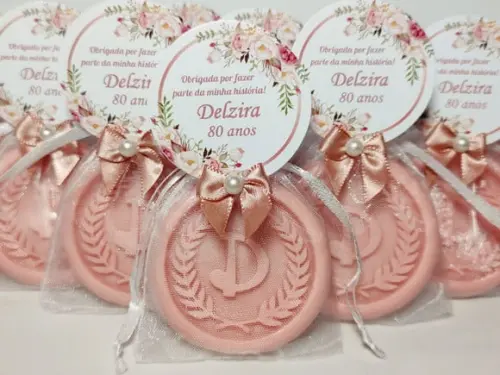 Lembrancinha 80 Anos: Sabonete Letra Inicial Personalizada